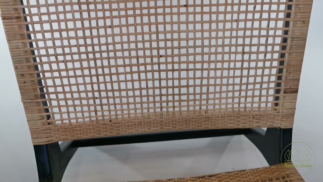Scaun lounge negru din ratan cu picioare din lemn de teak Rempang | www.NaturaLiving.com