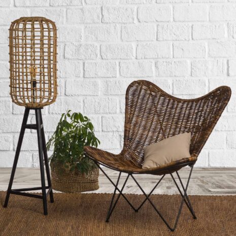 Scaun lounge din ratan si Lampa inalta din ratan Scaun lounge din ratan si Lampa inalta din ratan