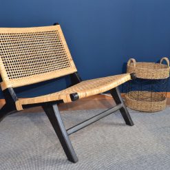Scaun lounge negru din ratan cu picioare din lemn de teak Rempang