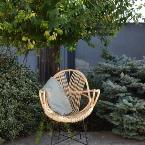 scaun-ratan-picioare-metalice scaun-ratan-picioare-metalice